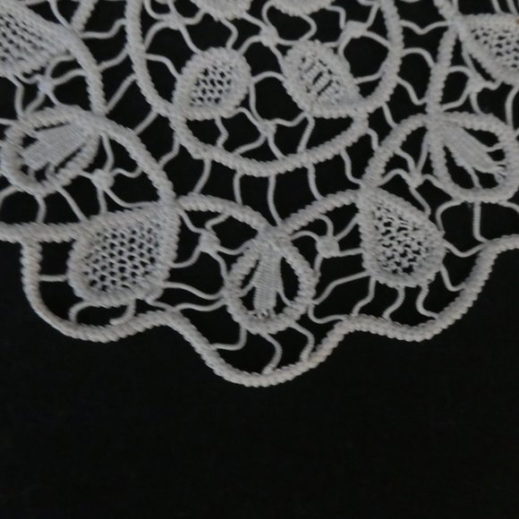 Stunning old fashioned crochet doily - Picture 6 of 6